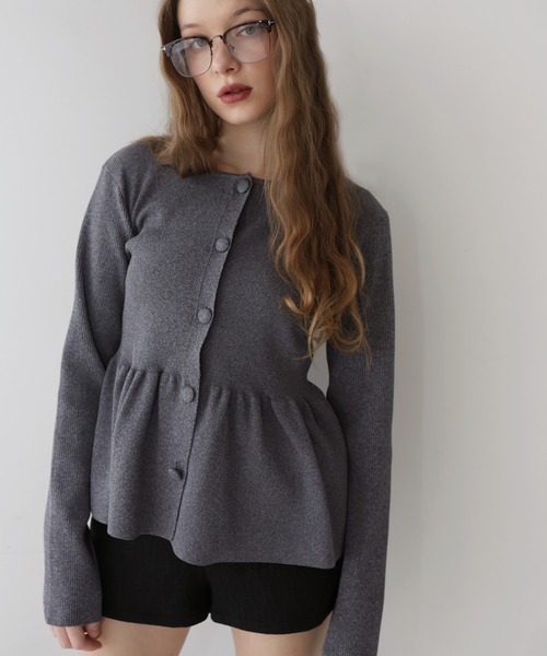 Mili affinity（ミリアフィニティー）の「ウエスト切替ペプラムフレアニットカーディガン（ニット/セーター・レディース・チャコールグレー/アイボリー/ブラック・FREE）」の4枚目の写真