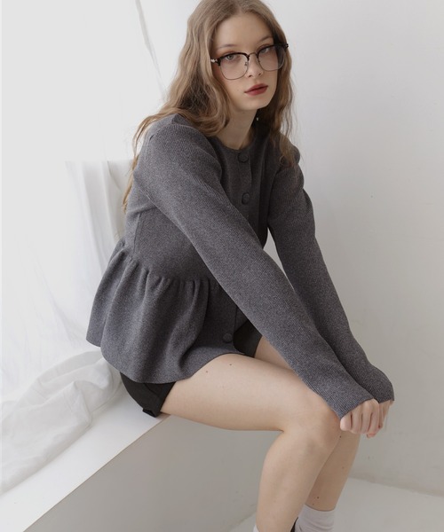 Mili affinity（ミリアフィニティー）の「ウエスト切替ペプラムフレアニットカーディガン（ニット/セーター・レディース・チャコールグレー/アイボリー/ブラック・FREE）」の11枚目の写真