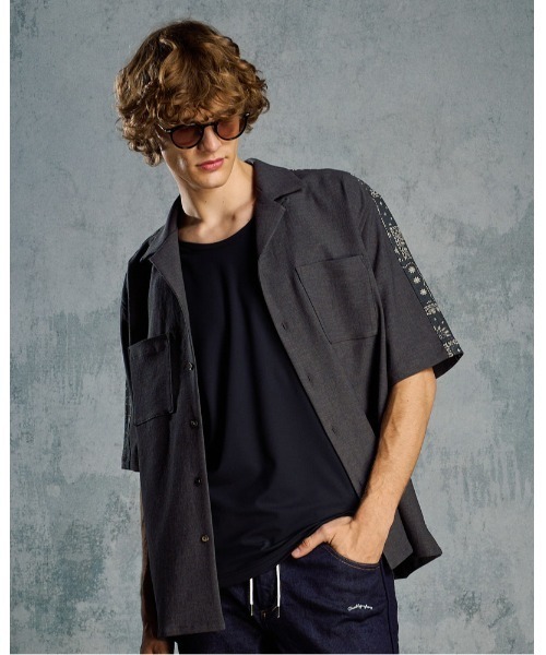 wjk(ダヴルジェイケイ)の「bandana print panel open shirt(シャツ/ブラウス・メンズ・チャコールグレー/ベージュ/ネイビー・SMALL/MEDIUM/LARGE/X-LARGE)」の1枚目の写真
