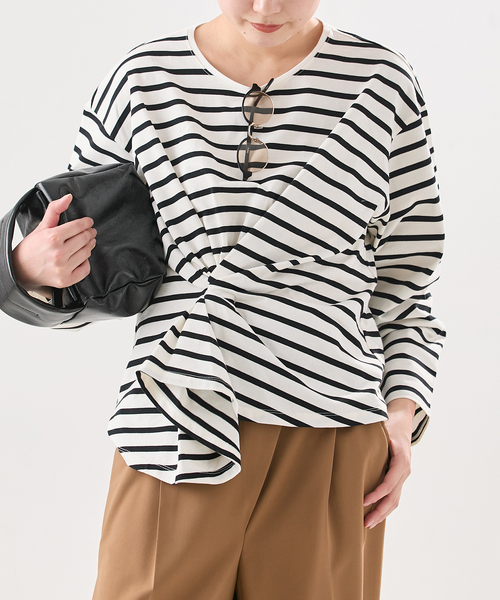 journal standard L'essage(ジャーナルスタンダードレサージュ)の「【金子綾さん着用】ツイストプルオーバー(Tシャツ/カットソー・レディース・ブラック/ブラウン/ホワイト・FREE)」の2枚目の写真