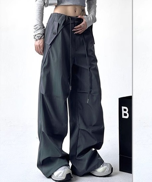 VIBGYOR(ヴィブジョー)の「【EIZZ/アイズ】フラップボタン ウエストデザイン スーパーワイド バギーパンツ(その他パンツ・レディース・ブラック/チャコール/グレー・FREE)」の3枚目の写真