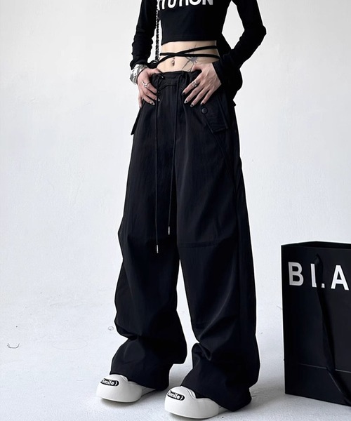 VIBGYOR(ヴィブジョー)の「【EIZZ/アイズ】フラップボタン ウエストデザイン スーパーワイド バギーパンツ(その他パンツ・レディース・ブラック/チャコール/グレー・FREE)」の1枚目の写真