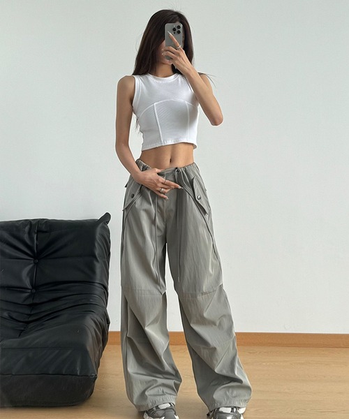 VIBGYOR(ヴィブジョー)の「【EIZZ/アイズ】フラップボタン ウエストデザイン スーパーワイド バギーパンツ(その他パンツ・レディース・ブラック/チャコール/グレー・FREE)」の11枚目の写真