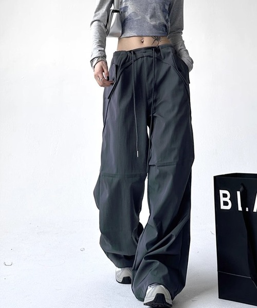 VIBGYOR(ヴィブジョー)の「【EIZZ/アイズ】フラップボタン ウエストデザイン スーパーワイド バギーパンツ(その他パンツ・レディース・ブラック/チャコール/グレー・FREE)」の13枚目の写真