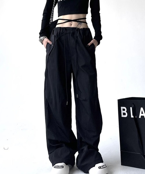 VIBGYOR(ヴィブジョー)の「【EIZZ/アイズ】フラップボタン ウエストデザイン スーパーワイド バギーパンツ(その他パンツ・レディース・ブラック/チャコール/グレー・FREE)」の5枚目の写真