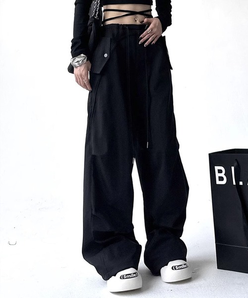 VIBGYOR(ヴィブジョー)の「【EIZZ/アイズ】フラップボタン ウエストデザイン スーパーワイド バギーパンツ(その他パンツ・レディース・ブラック/チャコール/グレー・FREE)」の6枚目の写真