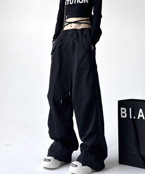 VIBGYOR(ヴィブジョー)の「【EIZZ/アイズ】フラップボタン ウエストデザイン スーパーワイド バギーパンツ(その他パンツ・レディース・ブラック/チャコール/グレー・FREE)」の7枚目の写真