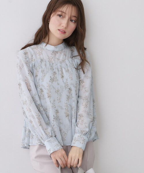 index（インデックス）の「エアリープリーツスタンドカラーブラウス【洗濯機OK/イージーアイロン/防シワ】《5col》（シャツ/ブラウス・レディース・ベージュ系その他/サックスブルー系/ベージュ系その他7/チャコール/ブラック系・42/40/38/36）」の5枚目の写真