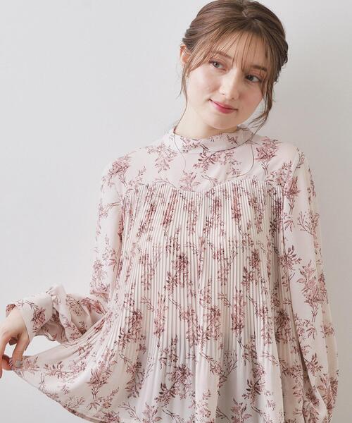 index（インデックス）の「エアリープリーツスタンドカラーブラウス【洗濯機OK/イージーアイロン/防シワ】《5col》（シャツ/ブラウス・レディース・ベージュ系その他/サックスブルー系/ベージュ系その他7/チャコール/ブラック系・42/40/38/36）」の3枚目の写真