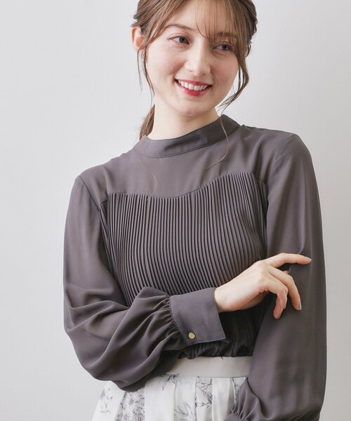 index（インデックス）の「エアリープリーツスタンドカラーブラウス【洗濯機OK/イージーアイロン/防シワ】《5col》（シャツ/ブラウス・レディース・ベージュ系その他/サックスブルー系/ベージュ系その他7/チャコール/ブラック系・42/40/38/36）」の2枚目の写真