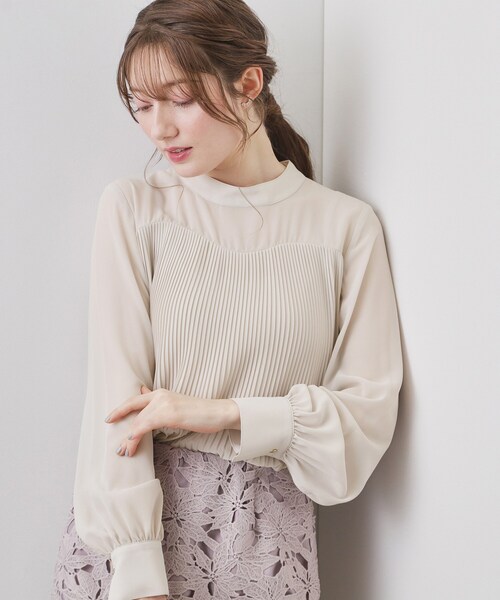 index（インデックス）の「エアリープリーツスタンドカラーブラウス【洗濯機OK/イージーアイロン/防シワ】《5col》（シャツ/ブラウス・レディース・ベージュ系その他/サックスブルー系/ベージュ系その他7/チャコール/ブラック系・42/40/38/36）」の4枚目の写真