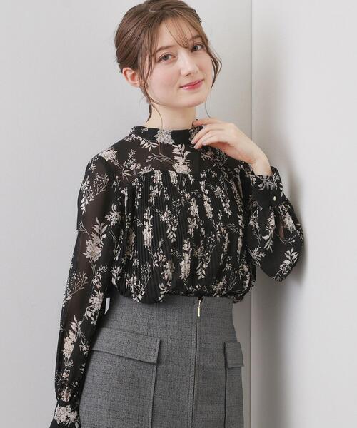 index（インデックス）の「エアリープリーツスタンドカラーブラウス【洗濯機OK/イージーアイロン/防シワ】《5col》（シャツ/ブラウス・レディース・ベージュ系その他/サックスブルー系/ベージュ系その他7/チャコール/ブラック系・42/40/38/36）」の6枚目の写真