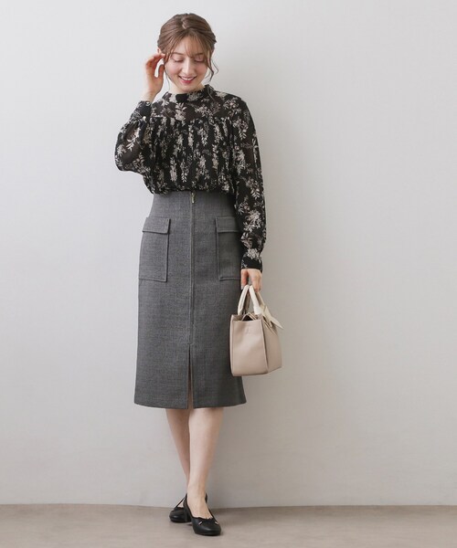 index（インデックス）の「エアリープリーツスタンドカラーブラウス【洗濯機OK/イージーアイロン/防シワ】《5col》（シャツ/ブラウス・レディース・ベージュ系その他/サックスブルー系/ベージュ系その他7/チャコール/ブラック系・42/40/38/36）」の7枚目の写真