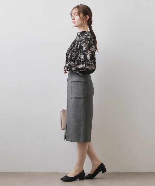 index（インデックス）の「エアリープリーツスタンドカラーブラウス【洗濯機OK/イージーアイロン/防シワ】《5col》（シャツ/ブラウス・レディース・ベージュ系その他/サックスブルー系/ベージュ系その他7/チャコール/ブラック系・42/40/38/36）」の8枚目の写真