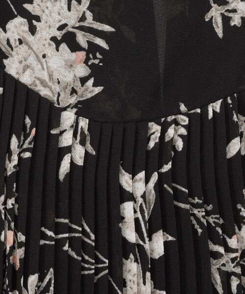 index（インデックス）の「エアリープリーツスタンドカラーブラウス【洗濯機OK/イージーアイロン/防シワ】《5col》（シャツ/ブラウス・レディース・ベージュ系その他/サックスブルー系/ベージュ系その他7/チャコール/ブラック系・42/40/38/36）」の9枚目の写真