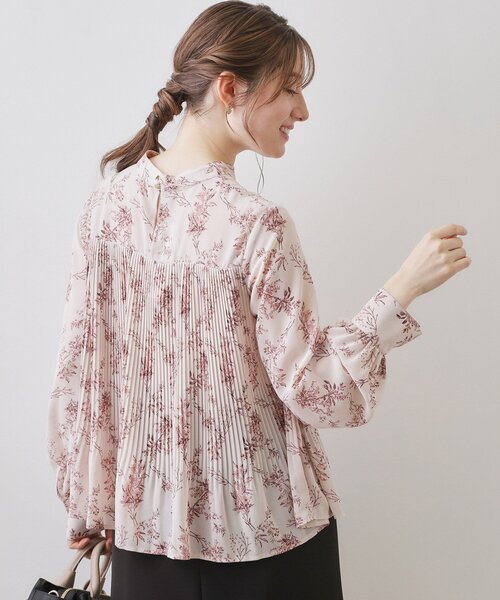 index（インデックス）の「エアリープリーツスタンドカラーブラウス【洗濯機OK/イージーアイロン/防シワ】《5col》（シャツ/ブラウス・レディース・ベージュ系その他/サックスブルー系/ベージュ系その他7/チャコール/ブラック系・42/40/38/36）」の10枚目の写真