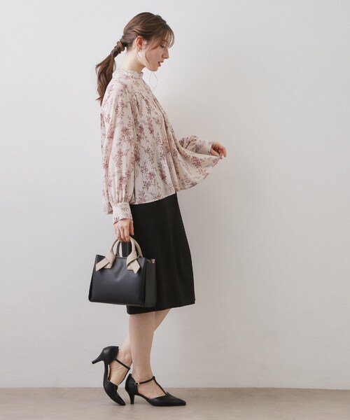 index（インデックス）の「エアリープリーツスタンドカラーブラウス【洗濯機OK/イージーアイロン/防シワ】《5col》（シャツ/ブラウス・レディース・ベージュ系その他/サックスブルー系/ベージュ系その他7/チャコール/ブラック系・42/40/38/36）」の12枚目の写真