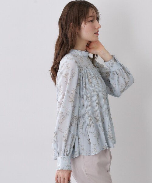 index（インデックス）の「エアリープリーツスタンドカラーブラウス【洗濯機OK/イージーアイロン/防シワ】《5col》（シャツ/ブラウス・レディース・ベージュ系その他/サックスブルー系/ベージュ系その他7/チャコール/ブラック系・42/40/38/36）」の14枚目の写真