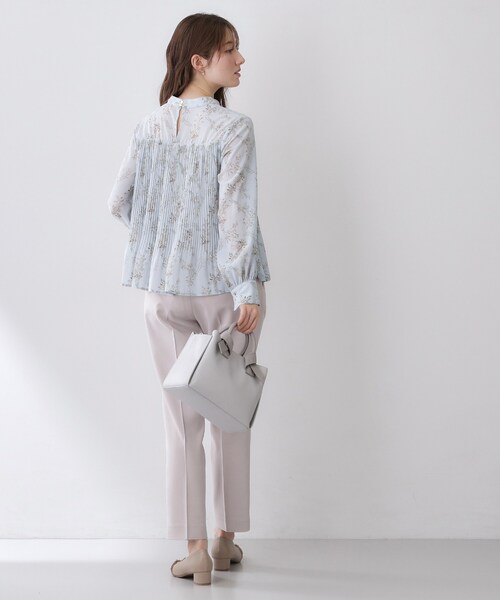 index（インデックス）の「エアリープリーツスタンドカラーブラウス【洗濯機OK/イージーアイロン/防シワ】《5col》（シャツ/ブラウス・レディース・ベージュ系その他/サックスブルー系/ベージュ系その他7/チャコール/ブラック系・42/40/38/36）」の16枚目の写真