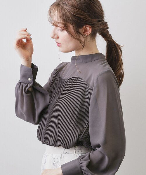 index（インデックス）の「エアリープリーツスタンドカラーブラウス【洗濯機OK/イージーアイロン/防シワ】《5col》（シャツ/ブラウス・レディース・ベージュ系その他/サックスブルー系/ベージュ系その他7/チャコール/ブラック系・42/40/38/36）」の18枚目の写真