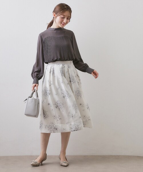 index（インデックス）の「エアリープリーツスタンドカラーブラウス【洗濯機OK/イージーアイロン/防シワ】《5col》（シャツ/ブラウス・レディース・ベージュ系その他/サックスブルー系/ベージュ系その他7/チャコール/ブラック系・42/40/38/36）」の19枚目の写真