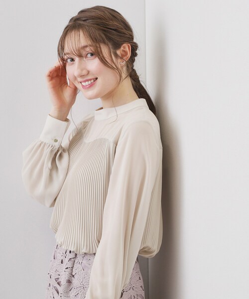 index（インデックス）の「エアリープリーツスタンドカラーブラウス【洗濯機OK/イージーアイロン/防シワ】《5col》（シャツ/ブラウス・レディース・ベージュ系その他/サックスブルー系/ベージュ系その他7/チャコール/ブラック系・42/40/38/36）」の22枚目の写真