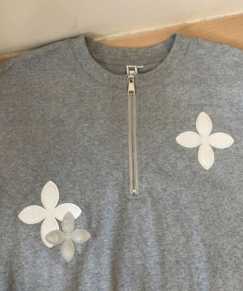 Dalfwin（ダールフィン）の「韓国ファッション RICECAKEフラワーパッチハーフジップ半袖Tシャツ（Tシャツ/カットソー・レディース・ブラック/グレー/ホワイト・FREE）」の5枚目の写真