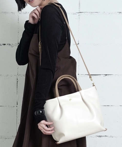 Legato Largo(レガートラルゴ)の「"02"≪Legato Largo≫肩楽 2ポケット フェイクレザー 2WAY ショルダーバッグ(ショルダーバッグ・レディース・ブラック/アイボリー/グレイッシュベージュ・ONE SIZE)」の1枚目の写真