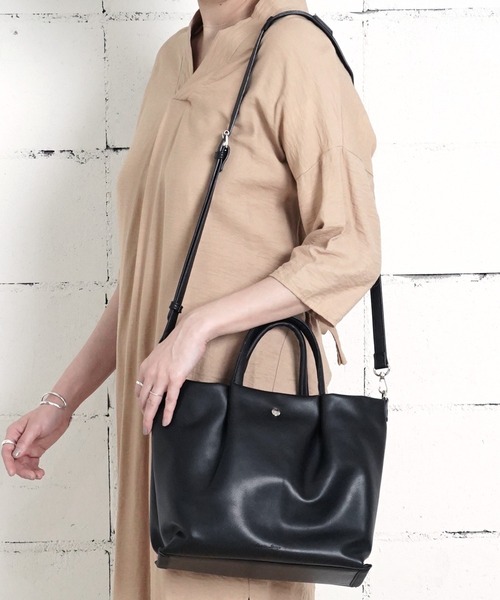 Legato Largo(レガートラルゴ)の「"02"≪Legato Largo≫肩楽 2ポケット フェイクレザー 2WAY ショルダーバッグ(ショルダーバッグ・レディース・ブラック/アイボリー/グレイッシュベージュ・ONE SIZE)」の2枚目の写真