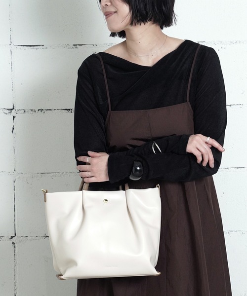 Legato Largo(レガートラルゴ)の「"02"≪Legato Largo≫肩楽 2ポケット フェイクレザー 2WAY ショルダーバッグ(ショルダーバッグ・レディース・ブラック/アイボリー/グレイッシュベージュ・ONE SIZE)」の5枚目の写真