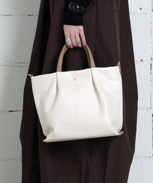 Legato Largo(レガートラルゴ)の「"02"≪Legato Largo≫肩楽 2ポケット フェイクレザー 2WAY ショルダーバッグ(ショルダーバッグ・レディース・ブラック/アイボリー/グレイッシュベージュ・ONE SIZE)」の6枚目の写真