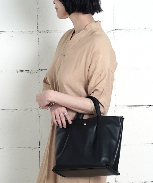 Legato Largo(レガートラルゴ)の「"02"≪Legato Largo≫肩楽 2ポケット フェイクレザー 2WAY ショルダーバッグ(ショルダーバッグ・レディース・ブラック/アイボリー/グレイッシュベージュ・ONE SIZE)」の8枚目の写真