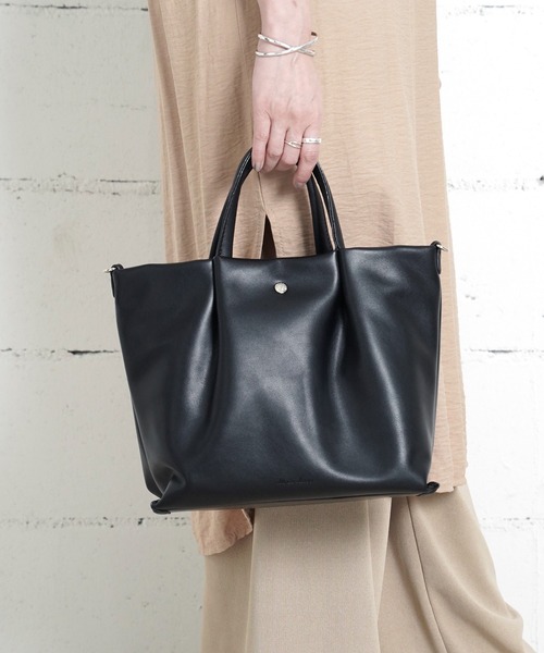 Legato Largo(レガートラルゴ)の「"02"≪Legato Largo≫肩楽 2ポケット フェイクレザー 2WAY ショルダーバッグ(ショルダーバッグ・レディース・ブラック/アイボリー/グレイッシュベージュ・ONE SIZE)」の9枚目の写真