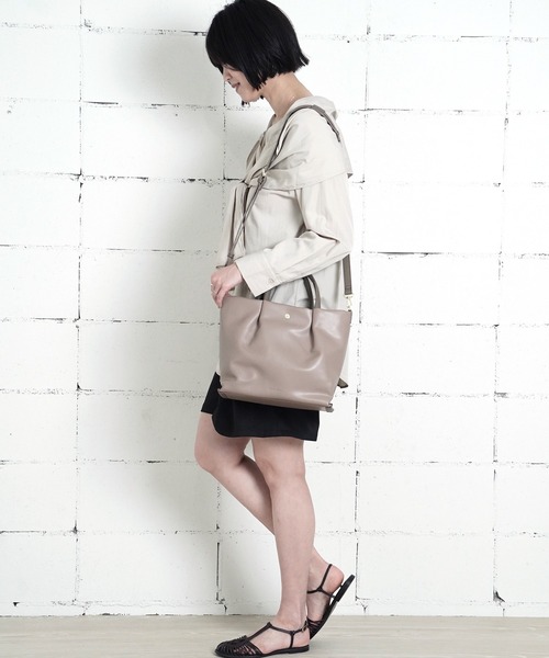 Legato Largo(レガートラルゴ)の「"02"≪Legato Largo≫肩楽 2ポケット フェイクレザー 2WAY ショルダーバッグ(ショルダーバッグ・レディース・ブラック/アイボリー/グレイッシュベージュ・ONE SIZE)」の10枚目の写真