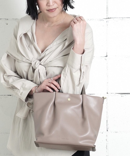 Legato Largo(レガートラルゴ)の「"02"≪Legato Largo≫肩楽 2ポケット フェイクレザー 2WAY ショルダーバッグ(ショルダーバッグ・レディース・ブラック/アイボリー/グレイッシュベージュ・ONE SIZE)」の11枚目の写真