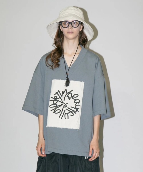my beautiful landlet(マイビューティフルランドレット)の「【my beautiful landlet】 USA COTTON V-NECK BIG T-SHIRT - print(Tシャツ/カットソー・メンズ・オフホワイト/グレー/チャコールグレー/ブラック・FREE)」の4枚目の写真