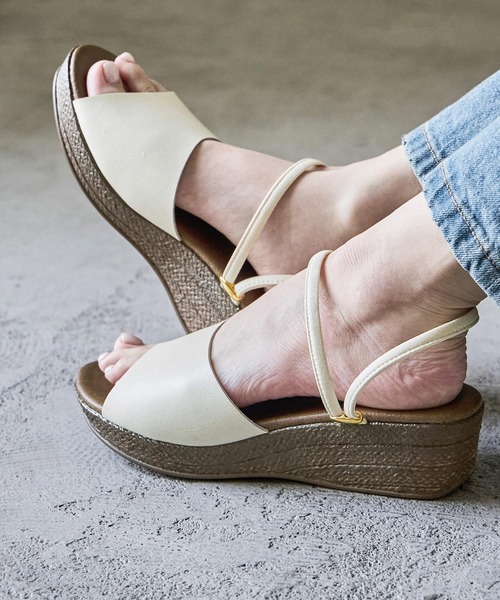 Fashion Letter(ファッションレター)の「日本製 ストラップ付きローヒールサボサンダル 痛くないサンダル(サンダル・レディース・グリーン/ブラック/ホワイト/ベージュ系その他/ゴールド・LL/L/M/S)」の1枚目の写真