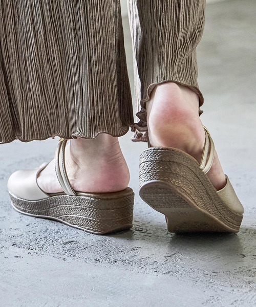 Fashion Letter(ファッションレター)の「日本製 ストラップ付きローヒールサボサンダル 痛くないサンダル(サンダル・レディース・グリーン/ブラック/ホワイト/ベージュ系その他/ゴールド・LL/L/M/S)」の11枚目の写真