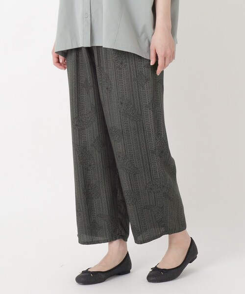 one'sterrace(ワンズテラス)の「レーヨンツイル プリントパンツ(その他パンツ・レディース・ブルー系その他7/グレー系その他7/レッド系9・02)」の2枚目の写真
