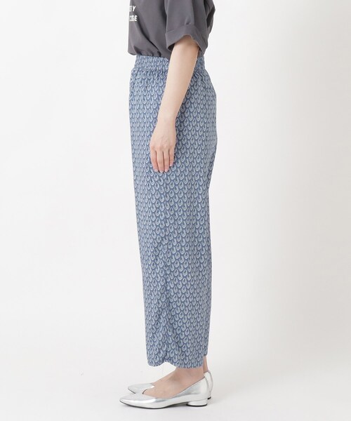 one'sterrace(ワンズテラス)の「レーヨンツイル プリントパンツ(その他パンツ・レディース・ブルー系その他7/グレー系その他7/レッド系9・02)」の5枚目の写真