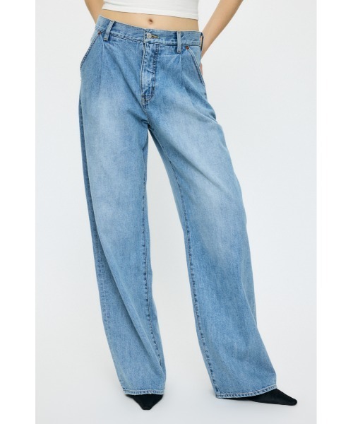 MOUSSY(マウジー)の「TUCK WIDE LIGHT STRAIGHT(デニムパンツ・レディース・ワンウォッシュ/ライトブルー・0/1/2)」の7枚目の写真