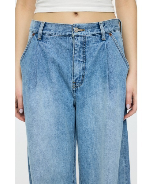 MOUSSY(マウジー)の「TUCK WIDE LIGHT STRAIGHT(デニムパンツ・レディース・ワンウォッシュ/ライトブルー・0/1/2)」の11枚目の写真
