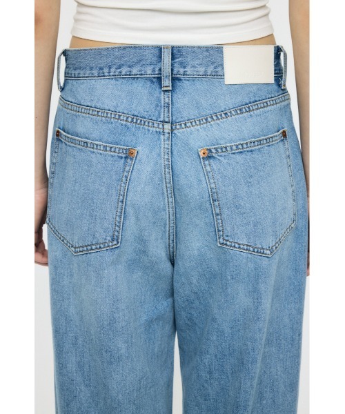 MOUSSY(マウジー)の「TUCK WIDE LIGHT STRAIGHT(デニムパンツ・レディース・ワンウォッシュ/ライトブルー・0/1/2)」の12枚目の写真