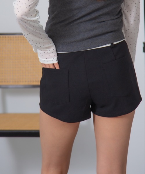 Chiina(チーナ)の「Chiina / スタースタッズベルト付ショートパンツ(チノパンツ・レディース・ブラック/ホワイト・MEDIUM/SMALL)」の9枚目の写真