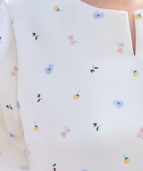 Tiaclasse（ティアクラッセ）の「花柄プリントカットソーチュニック（Tシャツ/カットソー・レディース・アイボリー/ネイビー・L/M）」の15枚目の写真