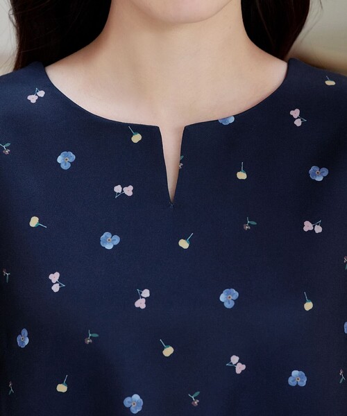 Tiaclasse(ティアクラッセ)の「花柄プリントカットソーチュニック(Tシャツ/カットソー・レディース・アイボリー/ネイビー・L/M)」の9枚目の写真