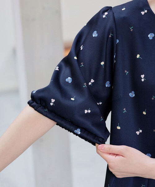 Tiaclasse(ティアクラッセ)の「花柄プリントカットソーチュニック(Tシャツ/カットソー・レディース・アイボリー/ネイビー・L/M)」の6枚目の写真