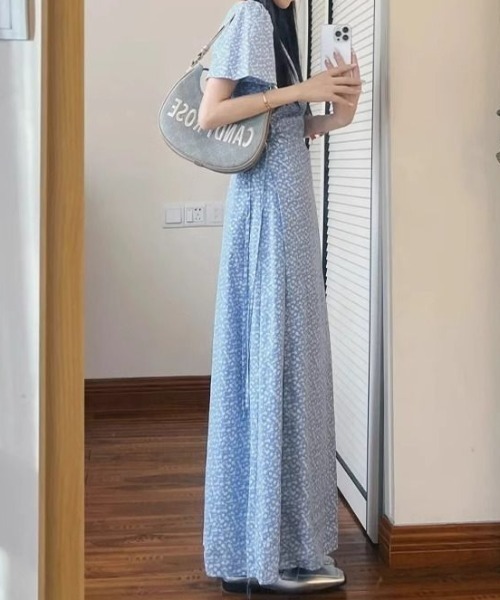 LUCPY（ラクピー）の「小花柄マーメイドロングワンピース（ワンピース・レディース・ブルー・MEDIUM/SMALL/X-LARGE/LARGE）」の3枚目の写真