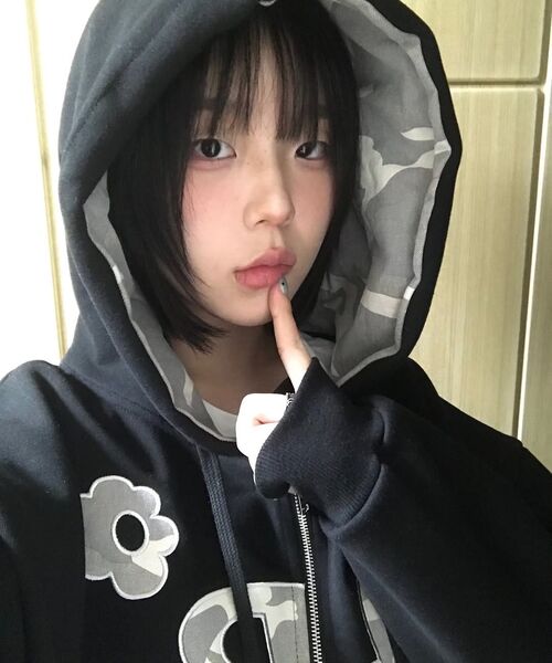 OURSAYSOUR(アワーセイアワー)の「OURS カモフラワーアップリケフードジップアップ ブラック(パーカー・レディース・ブラック・LARGE/M/L/MEDIUM)」の6枚目の写真