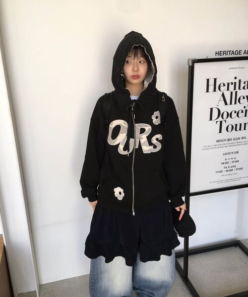 OURSAYSOUR(アワーセイアワー)の「OURS カモフラワーアップリケフードジップアップ ブラック(パーカー・レディース・ブラック・LARGE/M/L/MEDIUM)」の8枚目の写真